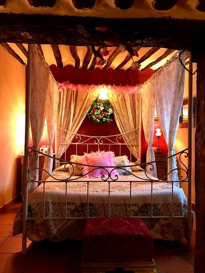 Room In Lodge - Romantic Getaway To Cuenca At Christmas Valeria 외부 사진